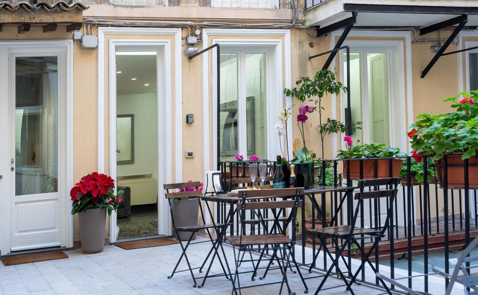 White Style Gambero Apartment Rome